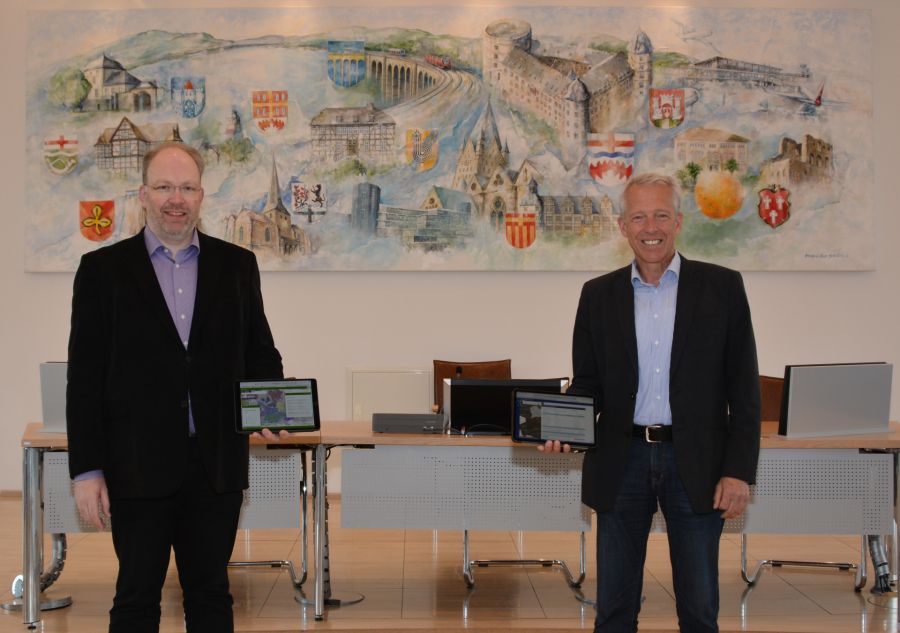 Die Vorsitzenden der Gutachterausschüsse für Grundstückswerte links, Dipl. Ing. Markus Schräder von der Stadt Paderborn und rechts Dipl. Ing. Axel Gurok vom Kreis Paderborn,  stellten gemeinsam die Entwicklung am Grundstücksmarkt vor. © Kreis Paderborn, Ulrike Sander